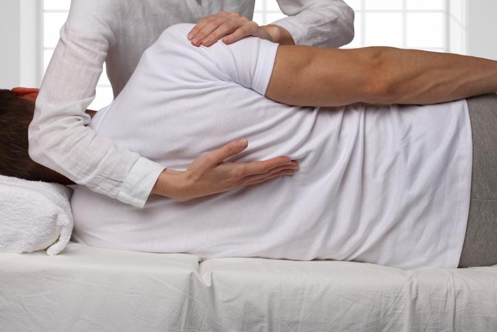 Homme adulte souffrant de douleurs de dos