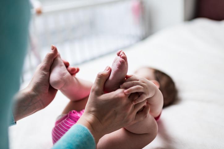 Nourrisson allongé lors d'une séance d'ostéopathie pédiatrique