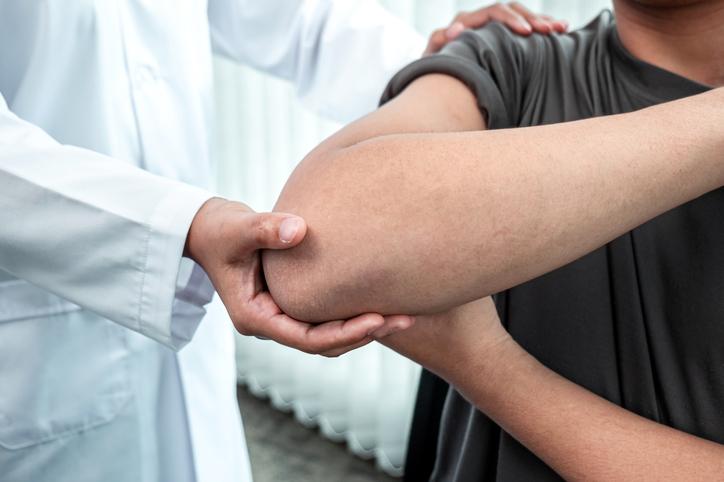 Examen ostéopathique du coude d'un enfant