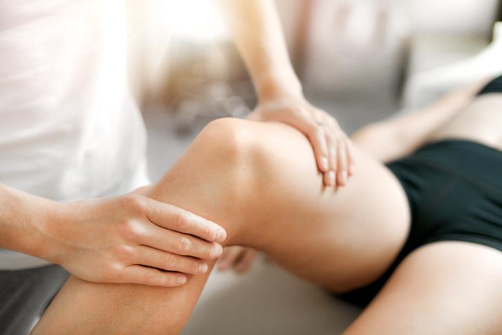 Ostéopathe examinant la jambe d'un enfant