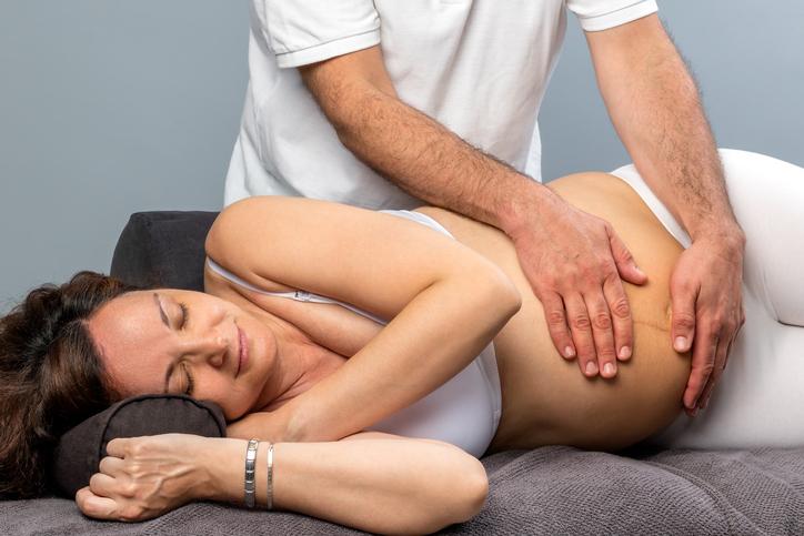 Femme enceinte lors d'une consultation d'ostéopathie