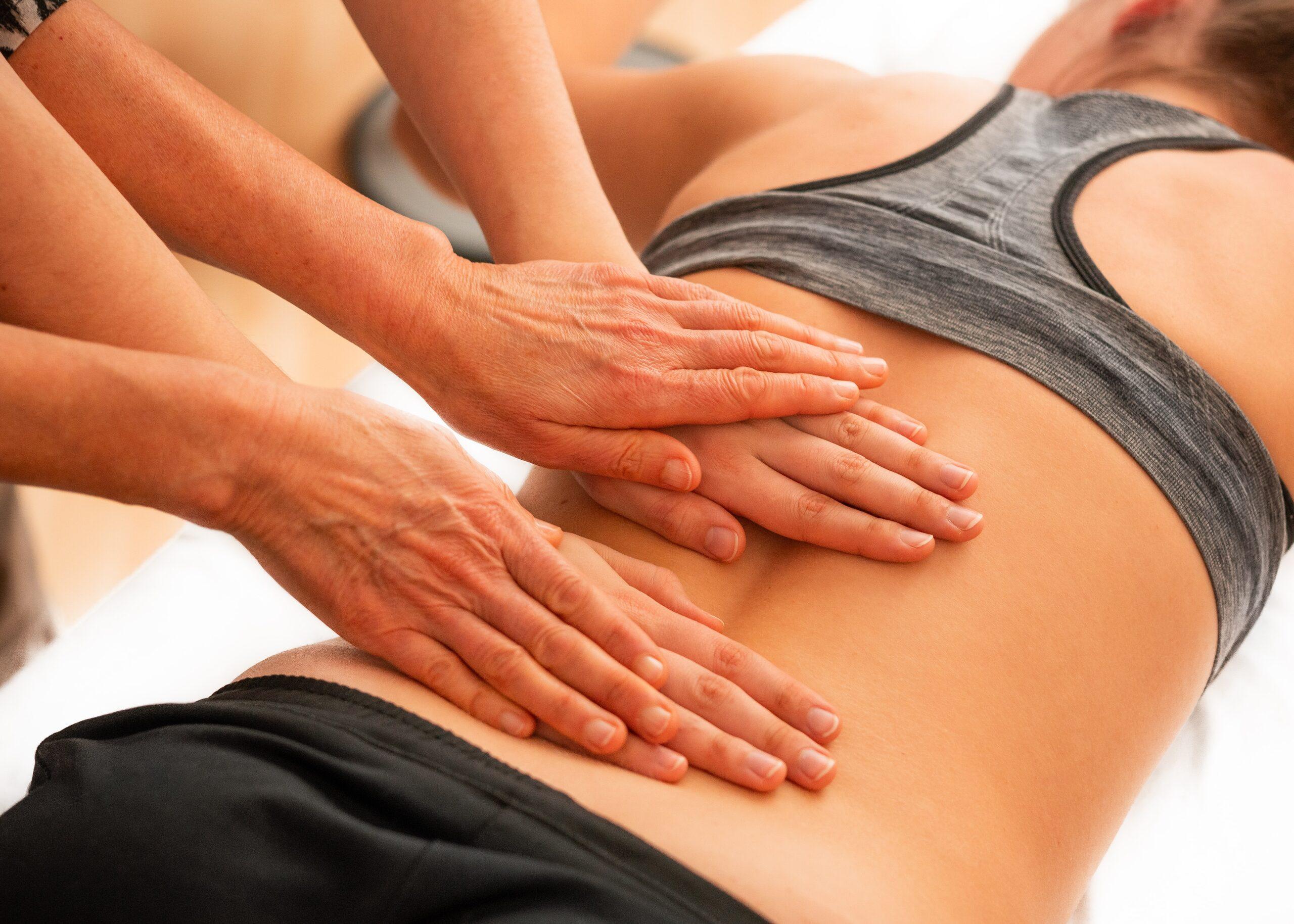 Ostéopathe recevant un patient en consultation